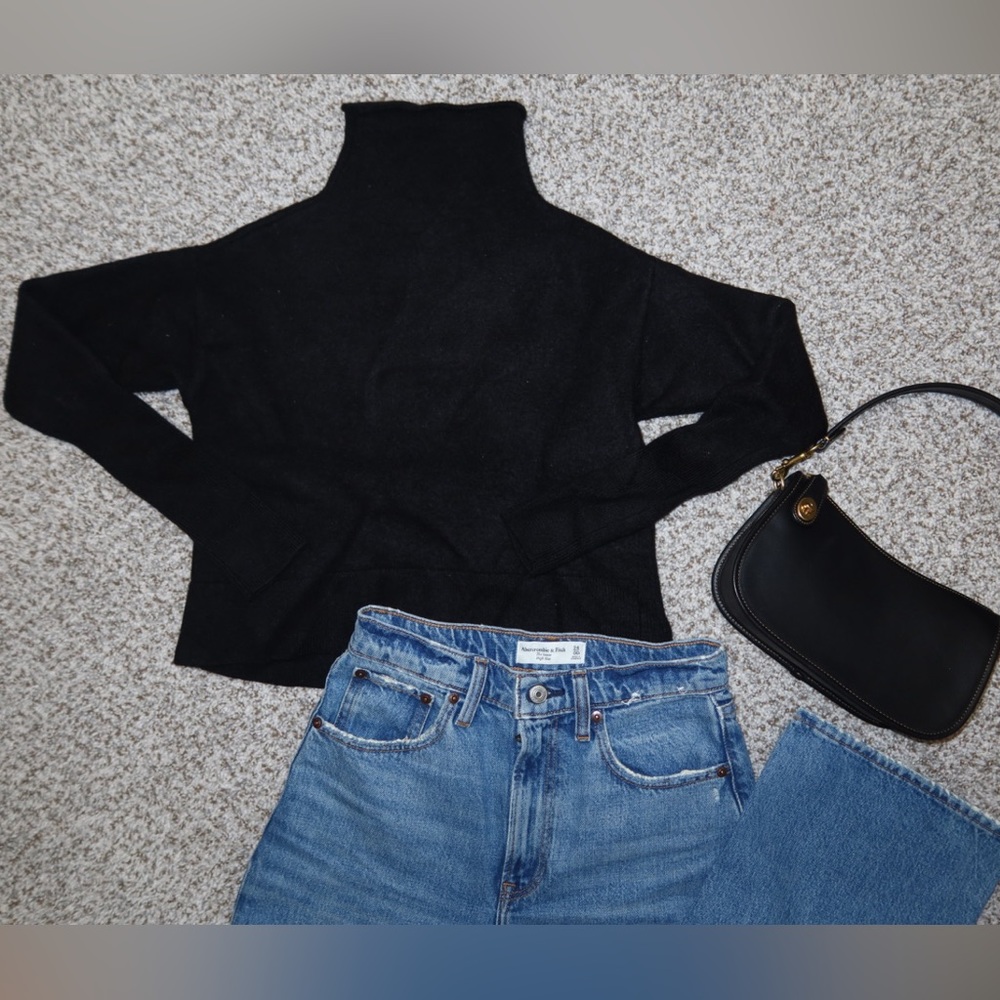 Wilfred / Aritzia brand mock neck sweater. 100% merino wool. perfect condition.